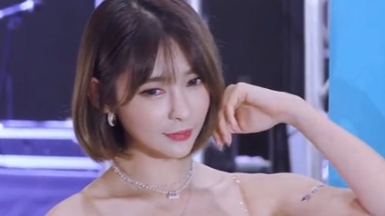 美女车模婀娜多姿玲珑有致