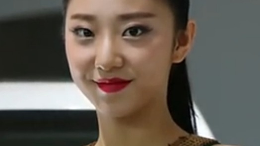  车展火辣车模秀长腿比拼颜值  