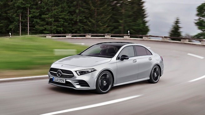 传戴姆勒计划进行管理层裁员 并冻结德国员工工资