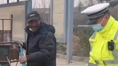 交警帮大爷摇拖拉机，动作娴熟，网友：老司机，钥匙放哪都知道