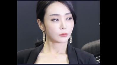 车展上的美女车模，精致的五官，迷人的气质！