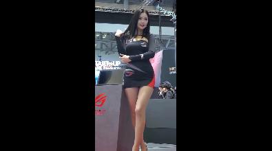 大长腿美女车模，身高超过一米八