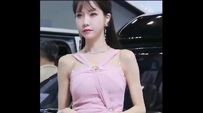 美女车模身穿粉红色长裙，肉丝高跟展现傲人身姿！