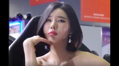 车模小姐姐热情奔放！引人注目