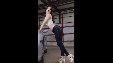 美女车模热舞