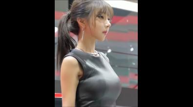 车展现场漂亮车模