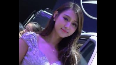 气质绝佳的妩媚车模，带上她去兜风绝对有面子