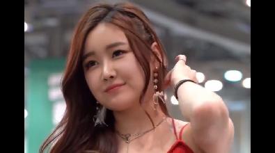 韩国车展现场，性感美女车模有点婴儿肥！