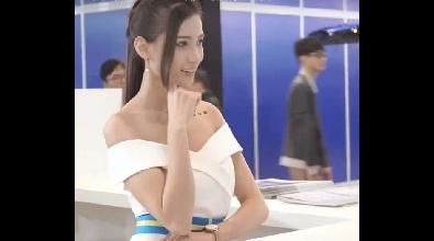 车展上偶遇美女车模，小姐姐长相真甜美