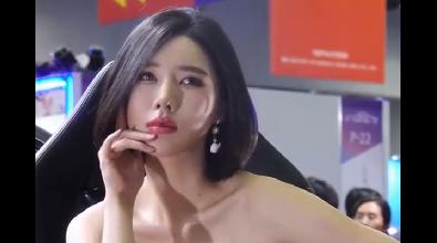 车模小姐姐热情奔放！引人注目