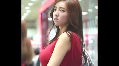 红裙车模，时尚美丽大方！