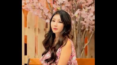 披肩长发美女车模，超高颜值魔鬼身材