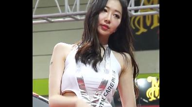 十分精致的美女车模，面对镜头很自然！