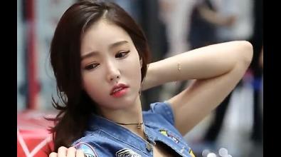 性感妩媚的车模，独特的气质，吸引无数观众！