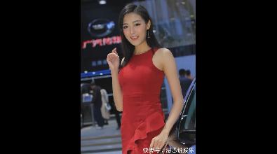 气质婉约，红色紧身裙展示完美身材，笑起来很甜美