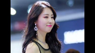 成熟大方的美女车模，唇红齿白