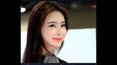 大气养眼的美女车模，看中了她的美白皮肤!