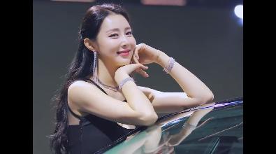 性感美女车模，知性美丽，笑容大方