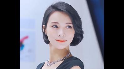短发英气十足的美女车模，气质优雅