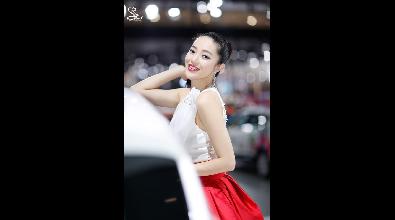 白嫩的大眼车模美女