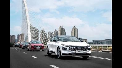 长安福特蒙迪欧“盲”了 白色内饰反光致视野盲区