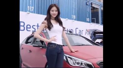 身材傲人的车模美女，便装也是一样的性感迷人