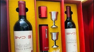 车企新年礼盒哪家强？比亚迪大气了保时捷中看不中用