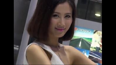 一袭白裙短发车模！