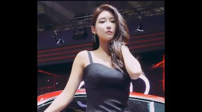 高冷的车模小姐姐，颜值不错，配得上女神的称呼