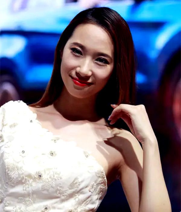 有5百万粉丝的网红苏宁,甜美清新,大家对于车模还有偏见吗-汽车专业网