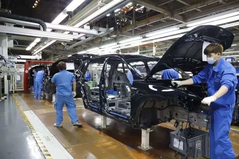 被卡住的汽车业：数千员工睡工厂，蔚小理推迟上新