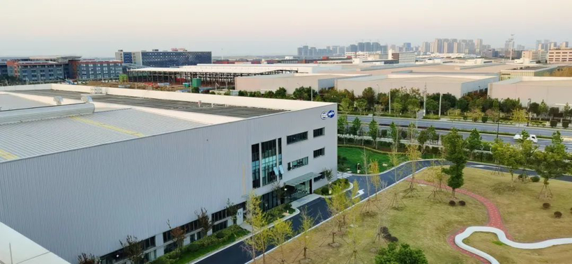 敏实与海拉合资公司第二工厂投产，初期年产约300万件