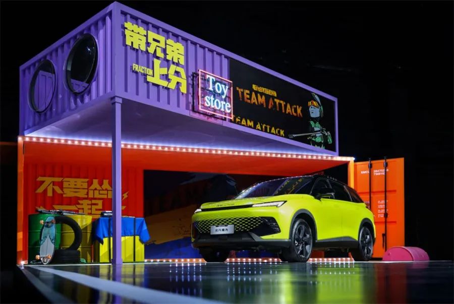 设计前卫、BBA同款配置下放还有华为加持 北汽魔方拿捏了年轻人