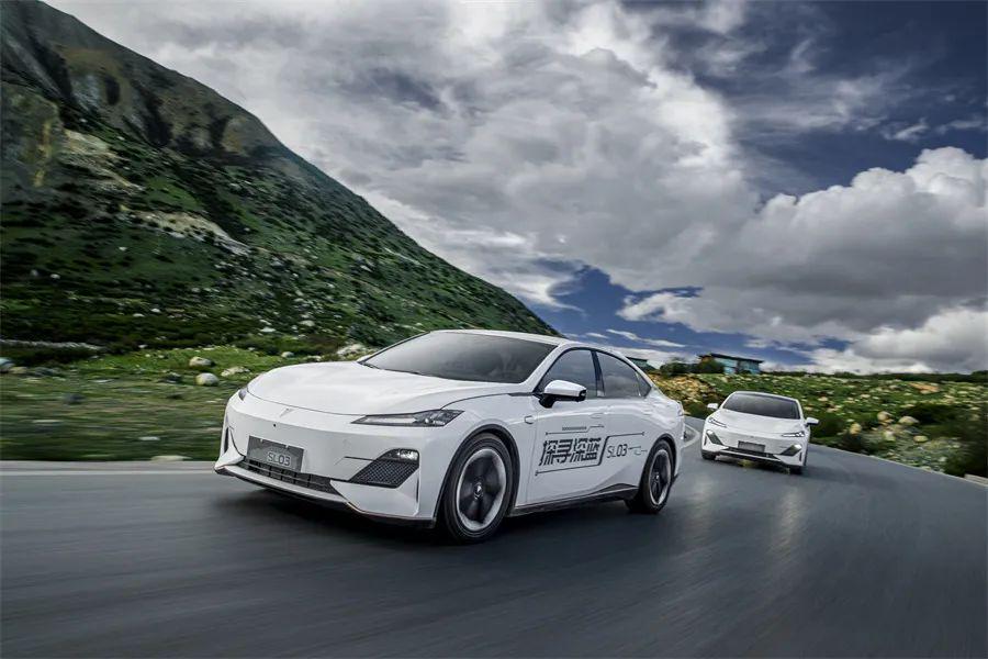 对标特斯拉Model 3与比亚迪海豹 长安深蓝SL03不仅配置诚意价格更超值