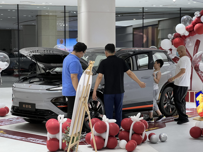 当首富过苦日子造车