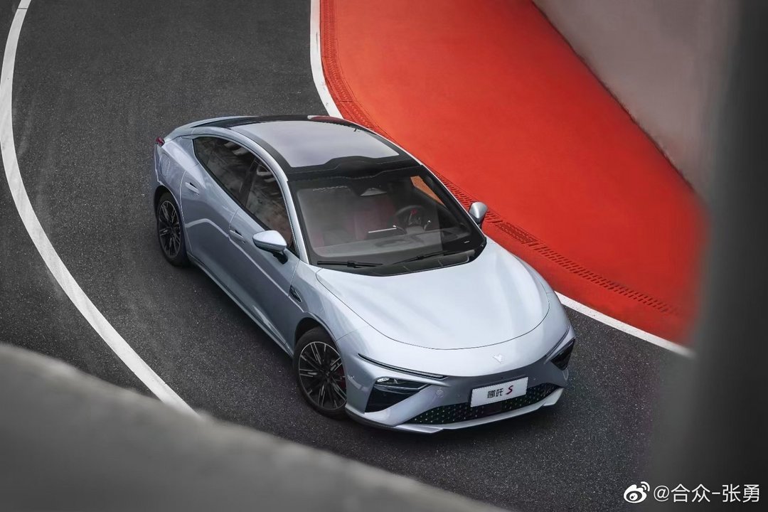 周鸿祎：花花公子才开跑车，自己没有驾照对于后排大空间有需求