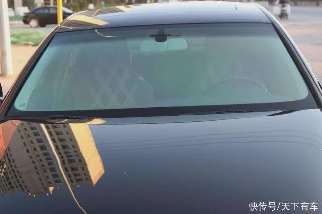 新车生产时为什么不直接使用有色玻璃，非得让车主自己贴膜?