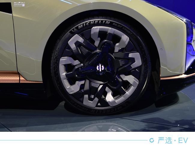 从游戏中走来 HiPhi Z与机甲龙促成机能电跑