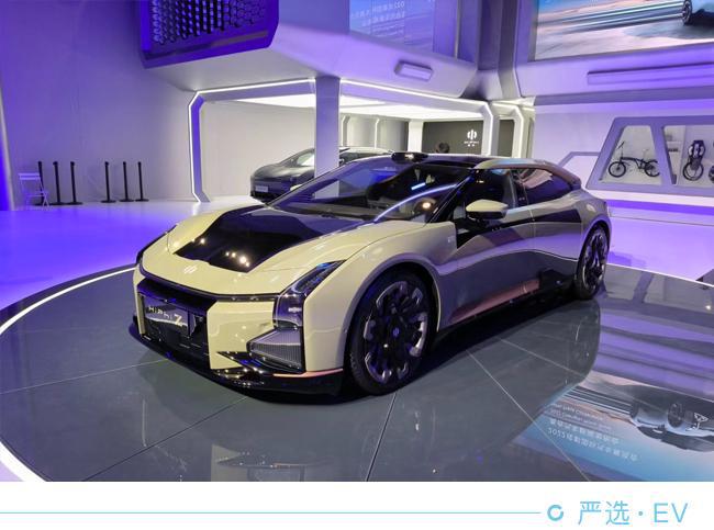 从游戏中走来 HiPhi Z与机甲龙促成机能电跑