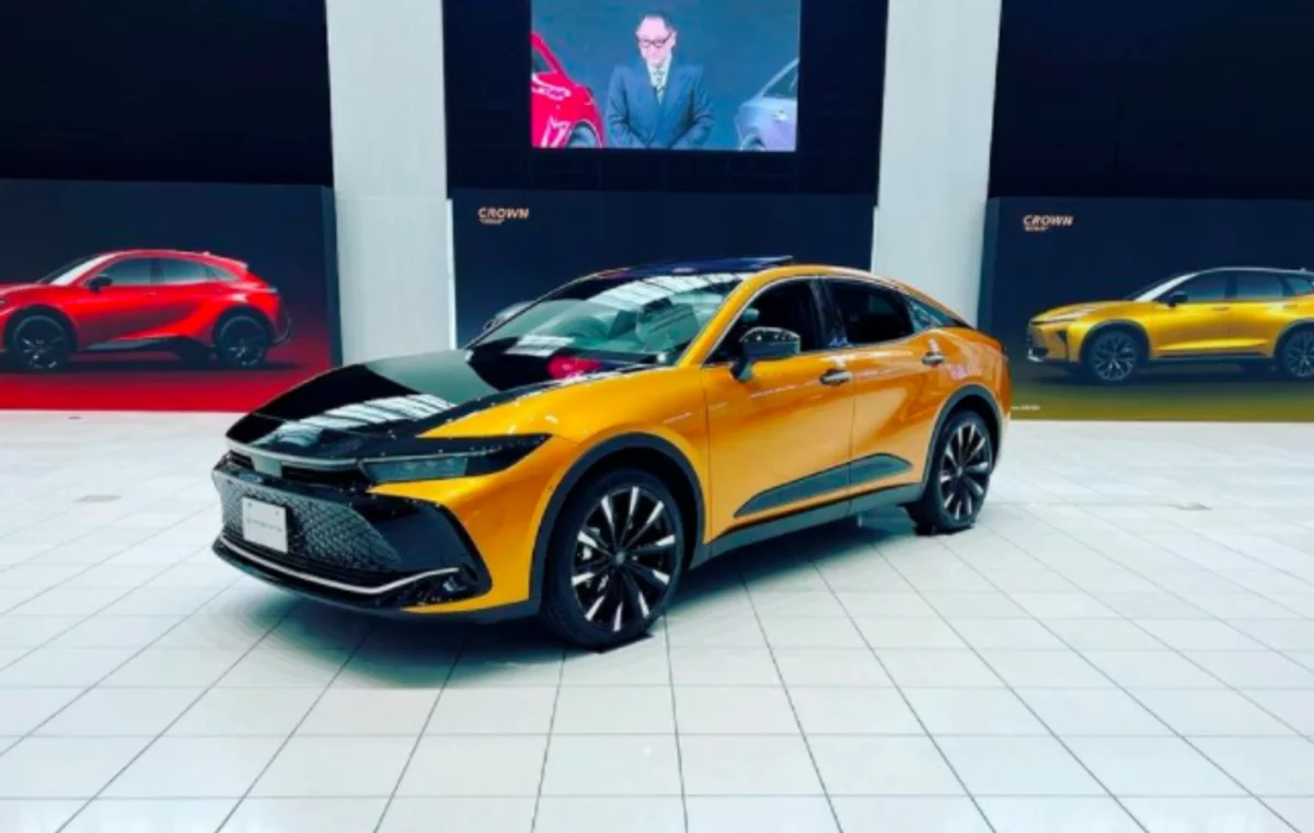 实拍跨界版皇冠，配全新2.4T混动系统，完全看不出丰田的影子