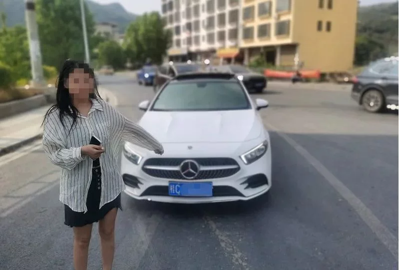 心太急！驾考才过科目三就想练车技，这名女子看到交警慌了！