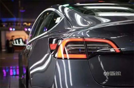 “失控”的特斯拉，麻烦不断