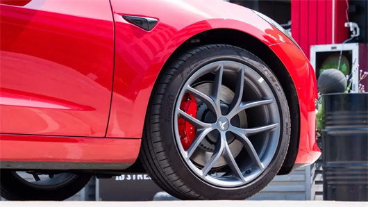 “失控”的特斯拉，麻烦不断