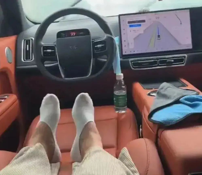 无人驾驶狂飙120，理想车主“自爆”BUG