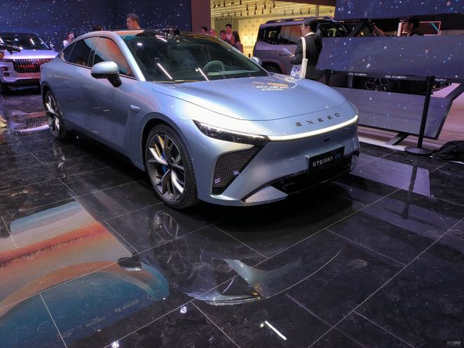 命名Luxeed/首搭鸿蒙4 华为智选首款纯电轿跑来了