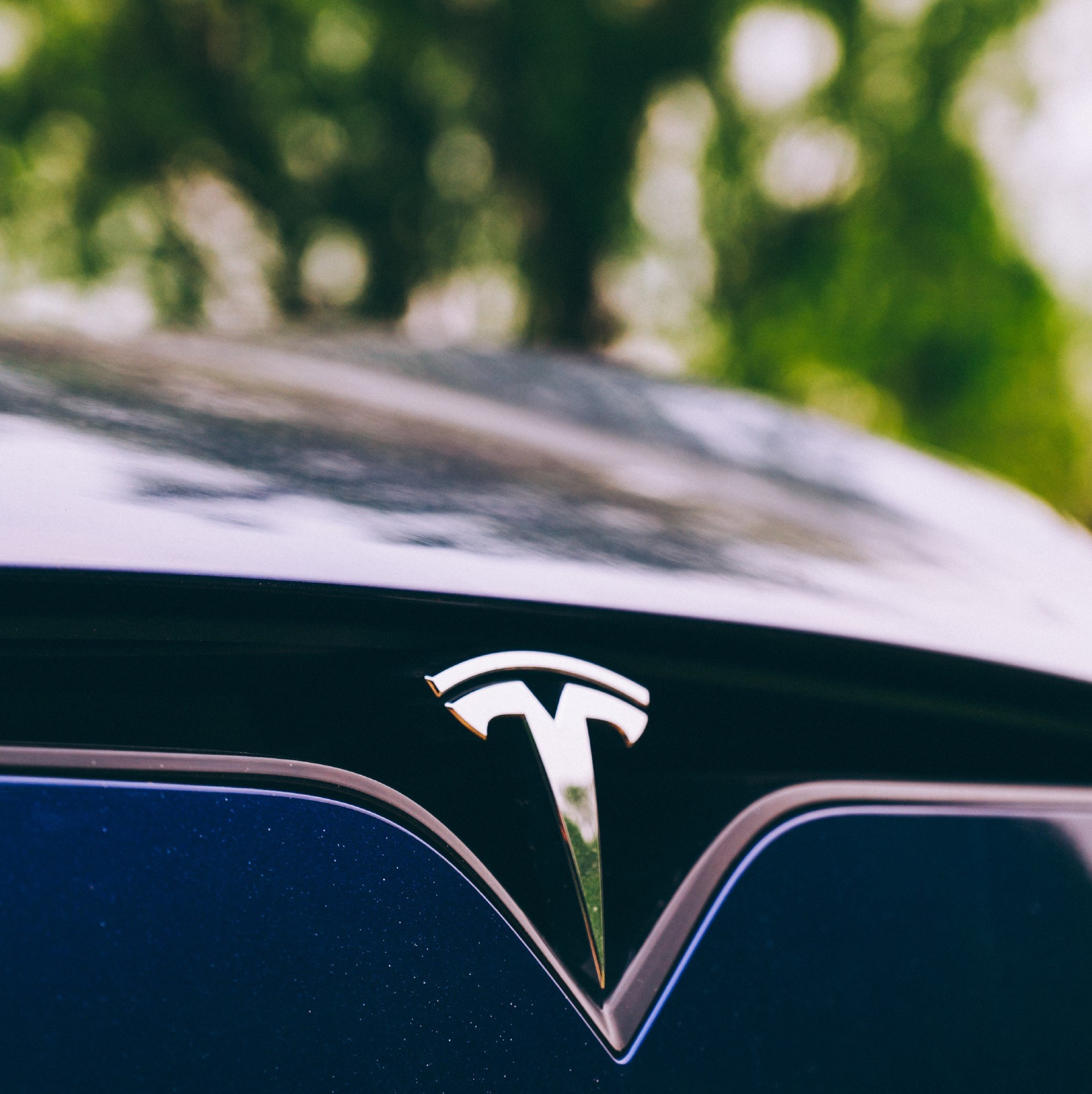 比亚迪刚说“别打了”，特斯拉就又降价了