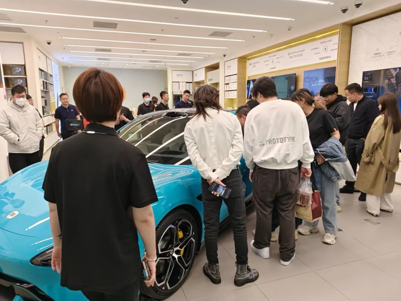 实探小米汽车门店：试驾等两周，看车的都是问界潜在客户？