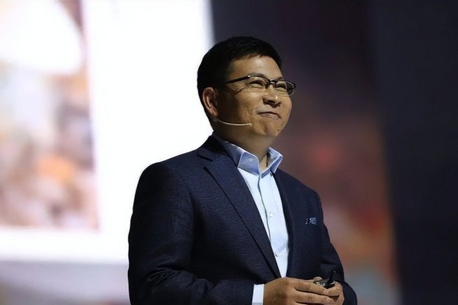 接棒“余大嘴”？“批评”理想、教育安聪慧......，周鸿祎到处指点车圈“大佬”