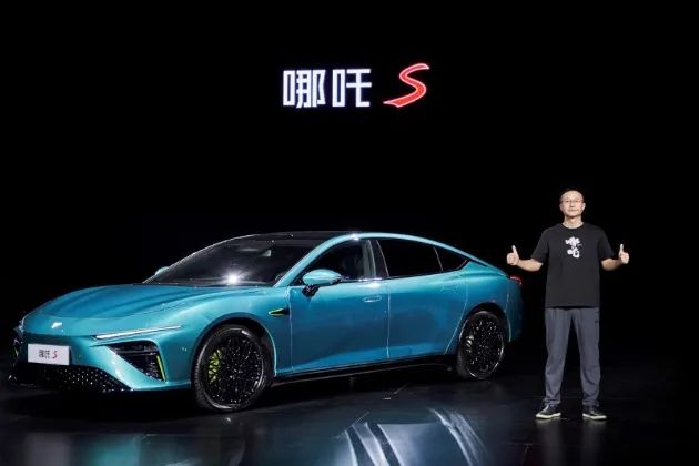 友商纷纷向上，哪吒如何跟上步伐