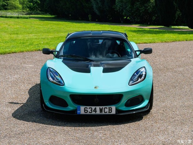 相比老款车型,新车的前保险杠进行了重新